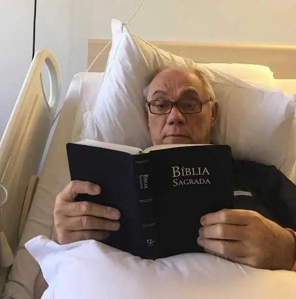 Diagnosticado com câncer no pâncreas e no fígado, o jornalista Marcelo Rezende mostra a cada dia que sua fé segue firme. O apresentador do programa da TV Record “Cidade Alerta” segue internado em São Paulo enquanto passa pelo tratamento de quimioterapia. No Instagram, Marcelo apareceu, ontem, lendo a Bíblia. “A conversa está dureza, e a cura é certa”, escreveu.