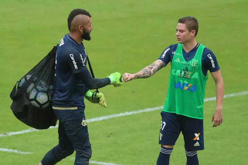 O goleiro Alex Muralha foi o único titular a participar da atividade no campo do CT ‘Ninho do Urubu’