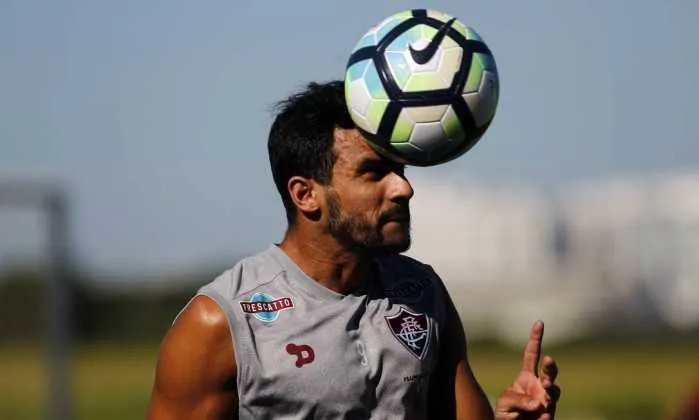Henrique Dourado costuma ajudar a defesa nos escanteios