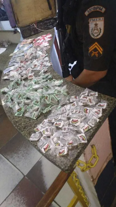  Na ação, militares apreenderam pinos de cocaína e maconha