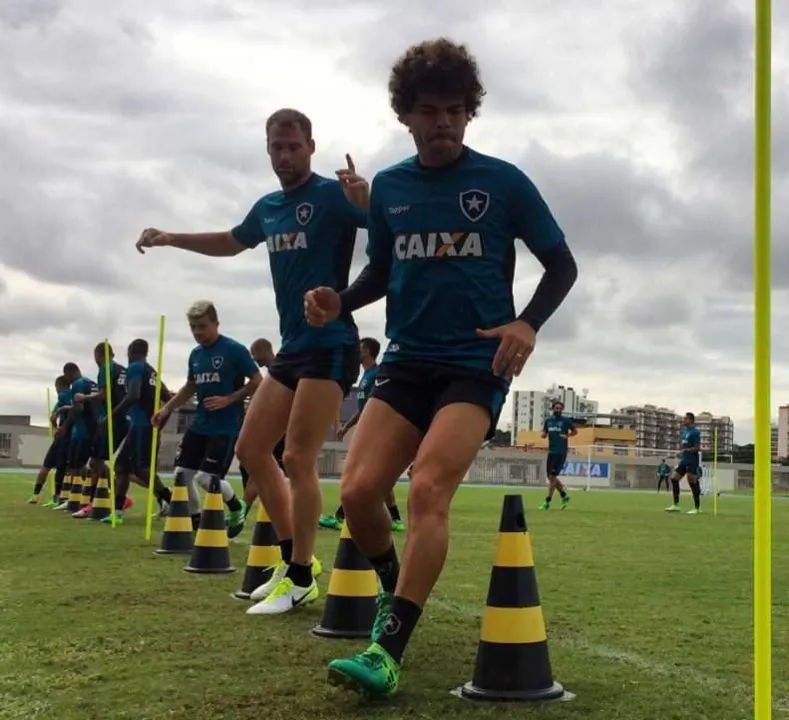 
 Treino intenso marcou dia do Glorioso, na véspera do duelo contra a Ponte Preta, no Nilton Santos