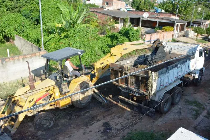  Entre os serviços que estão sendo feitos pelas equipes estão o de dragagem e limpeza dos rios

