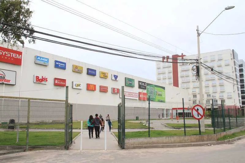 Segundo testemunhas, os criminosos estavam encapuzados e armados com fuzis e pistolas

