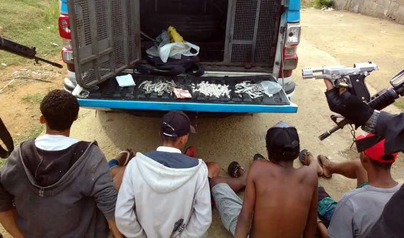  Na ação, PMs apreenderam uma pistola, drogas e ‘radinho’

