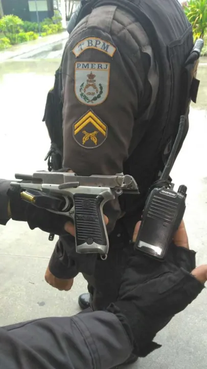 Segundo PMs, Greid estava com uma pistola e ‘radinho’