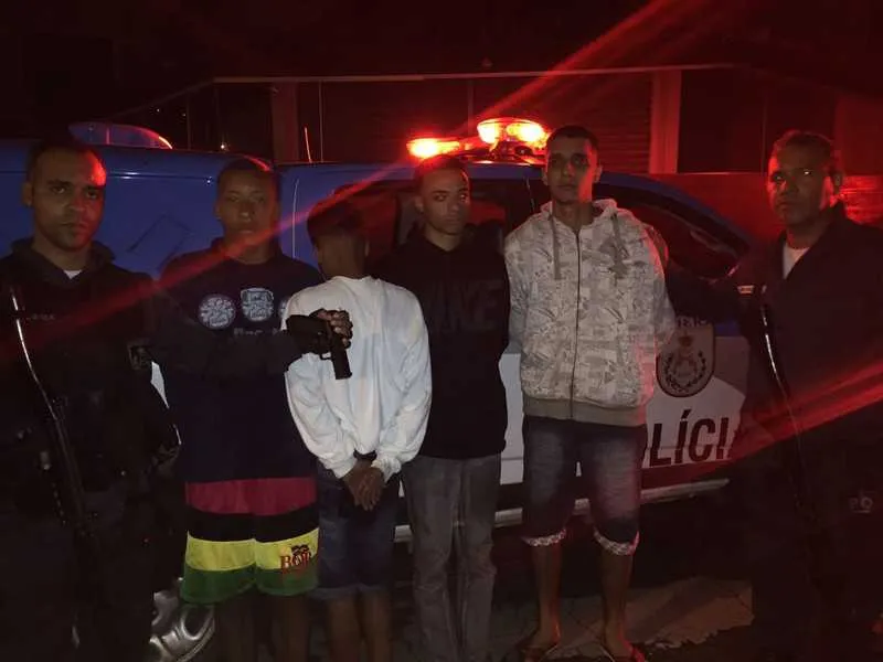 Jovens foram surpreendidos pelos militares na Estrada da Florália, no Spaê, na noite de domingo