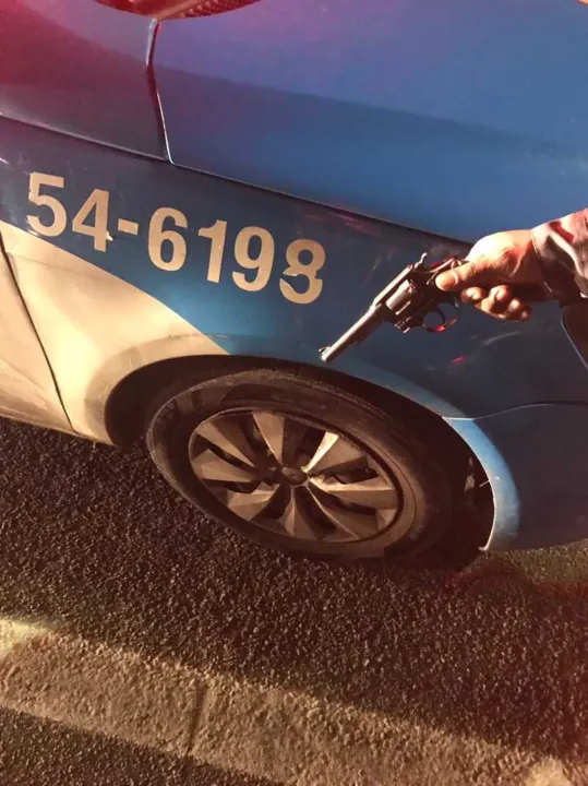 Com o jovem, foi encontrado um revólver calibre 32