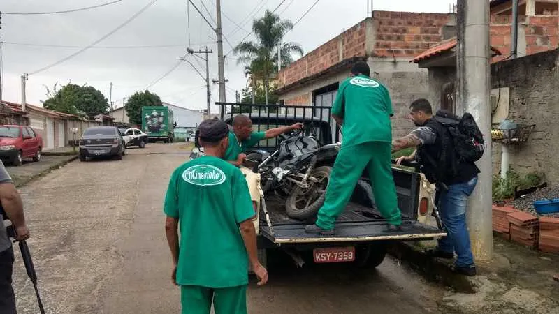As vítimas relataram que quatro criminosos armados de pistolas realizaram o sequestro e o roubo da carga