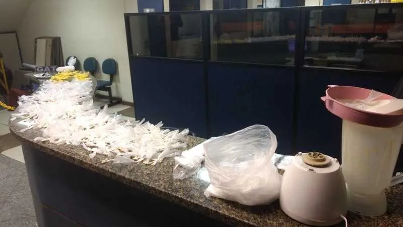 Jovens foram surpreendidos numa residência, no Beco da Baiuca, onde os PMs encontraram cocaína e comprimidos de ecstasy