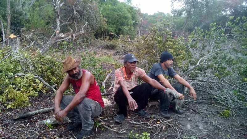 Três homens flagrados pelos agentes realizando desmatamento ilegal foram encaminhados para a delegacia de Arraial do Cabo