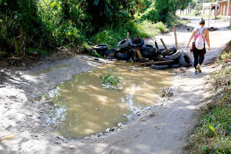Enormes buracos atrapalham o tráfego e os moradores na via