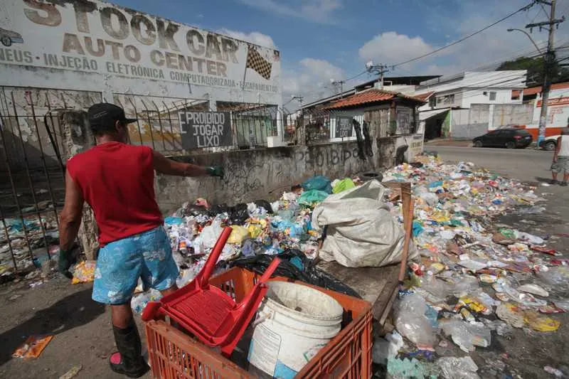Esquina do bairro Santa Luzia virou um verdadeiro ‘lixão’