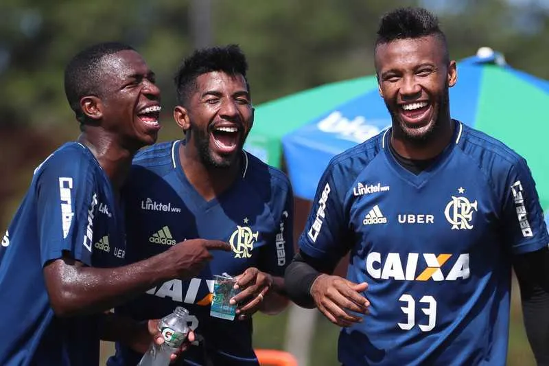 Os jogadores Vinicius Junior, Rodnei e Rafael Vaz estão relacionados para o jogo de hoje à noite