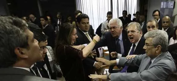 Imagem ilustrativa da imagem Após briga, relatório da reforma trabalhista é dado como lido na CAE do Senado