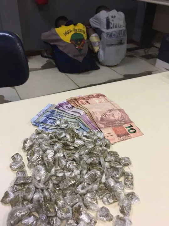 No total, foram apreendidos 86 pinos de cocaína, 32 tabletes de maconha