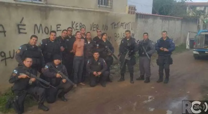 Marcos foi surpreendido em uma casa em Unamar, onde os PMs encontraram uma pistola e munições. O irmão dele, Lucas, continua foragido sob acusação de tráfico e homicídio