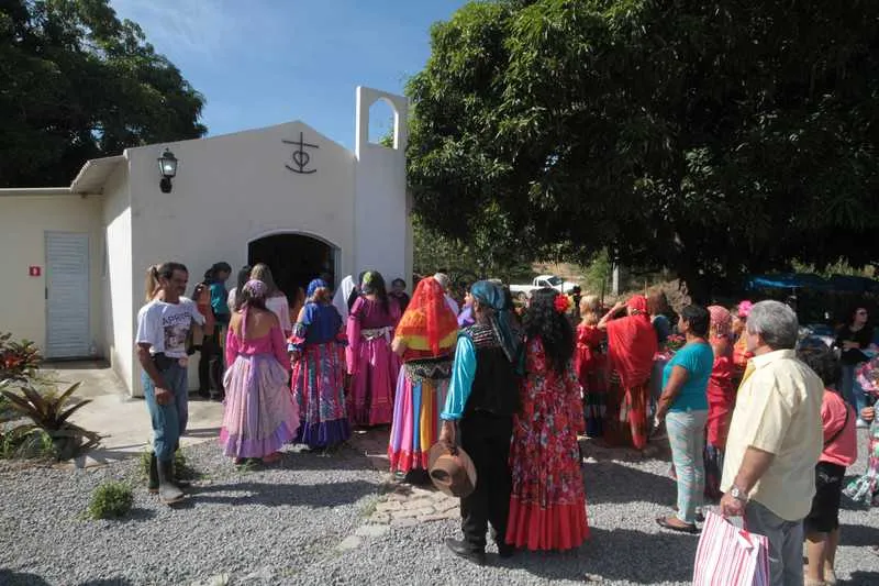 Devotos de Santa Sara estiveram na abertura da igreja, construída em um sítio de Monjolos