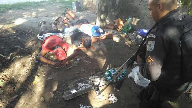 PMs apreenderam cocaína, maconha e um rádio transmissor
