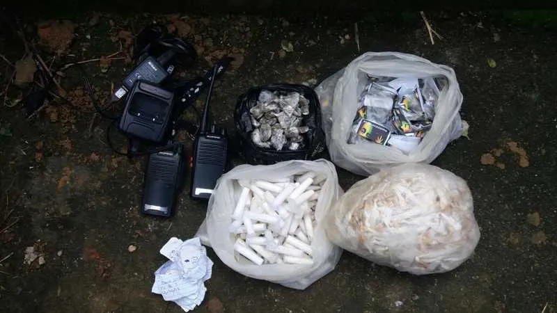 TG e o adolescente foram flagrados com 817 pedras de crack, 264 trouxinhas de maconha e 120 cápsulas de cocaína