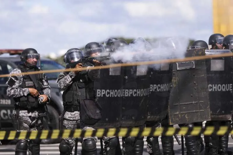 Antes do Exército ocupar Brasília por ordem de Temer, tropas de elite da PM foram usadas para reprimir manifestações na Capital Federal