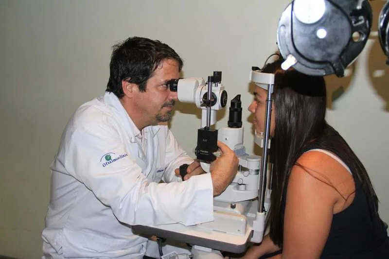 O oftalmologista Aloísio Netto indica exames preventivos, como a medida da pressão intraocular