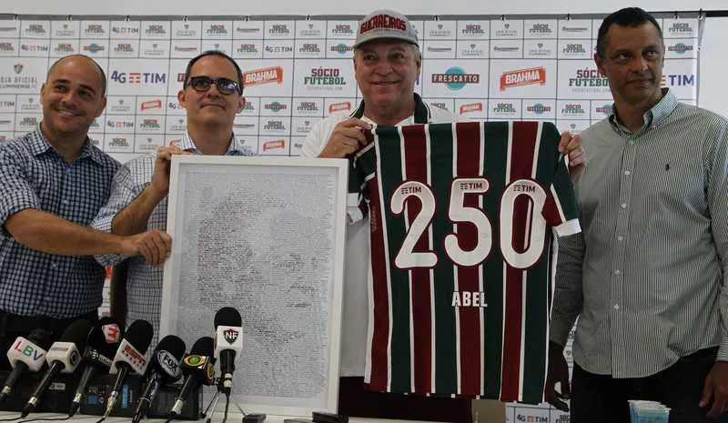 Antes de entrevista coletiva, o técnico Abel Braga foi homenageado pela diretoria do Tricolor