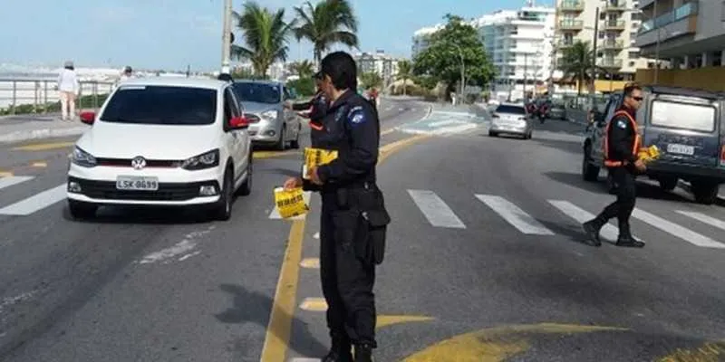 As equipes distribuíram panfletos informativos para conscientizarem motoristas nos bairros