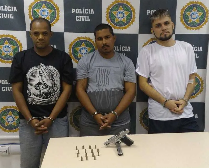 Leandro, Edvaldo e Matheus foram flagrados com uma pistola após confronto no Morro da Alma