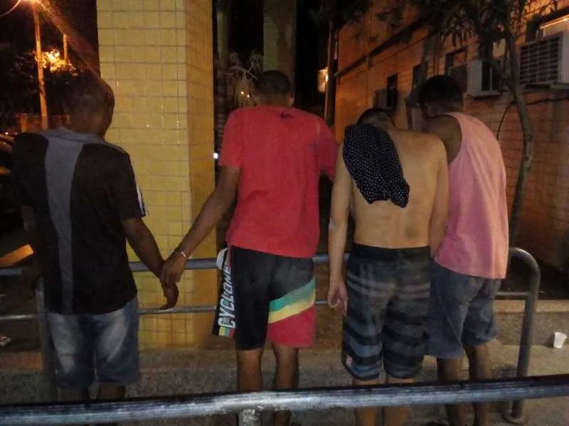 Segundo a polícia, grupo estava com drogas e dois ‘radinhos’