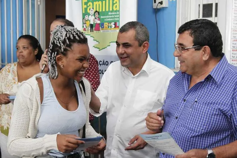  Prefeito entregou mais de 200 carteiras com o secretário de Desenvolvimento Social, Marlos Costa
