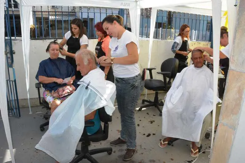 Aposentados e pensionistas cortaram cabelo e puderam fazer inscrições para ir ao museu