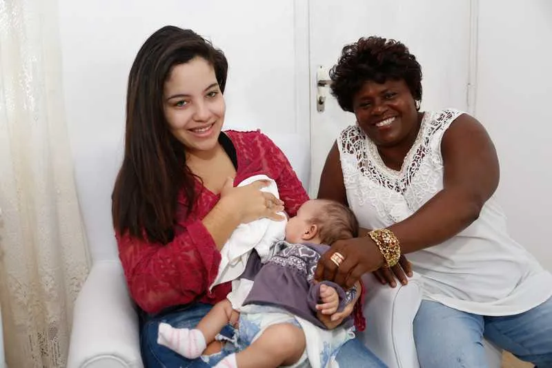 Lucia Wanderley, de 52 anos, consegue decifrar as necessidades do bebê através do choro e de outros sinais que ele transmite