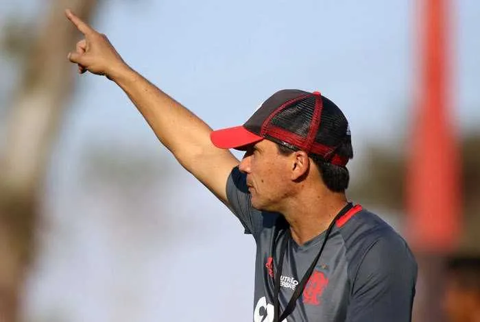 Durante a semana de treinos, Zé Ricardo teve dificuldades para montar a equipe para o jogo de hoje