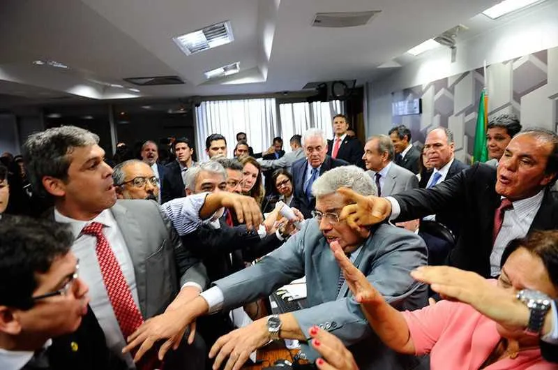  Na última reunião, houve confusão entre os parlamentares