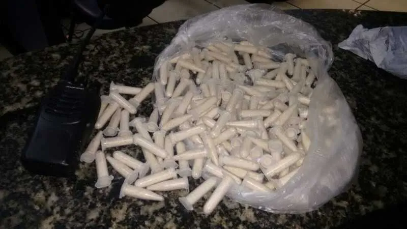 Jovem abordado na comunidade da Boca do Mato, estava com 194 pinos de cocaína e um rádio transmissor. 
