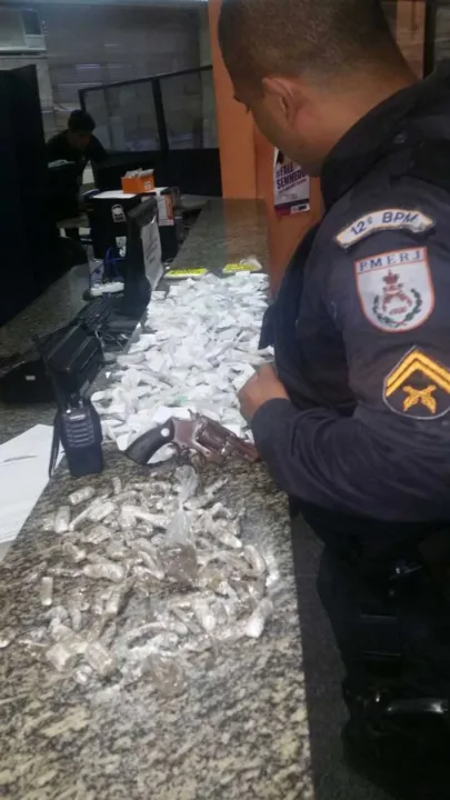 Segundo os policiais, os jovens vendiam drogas em uma laje