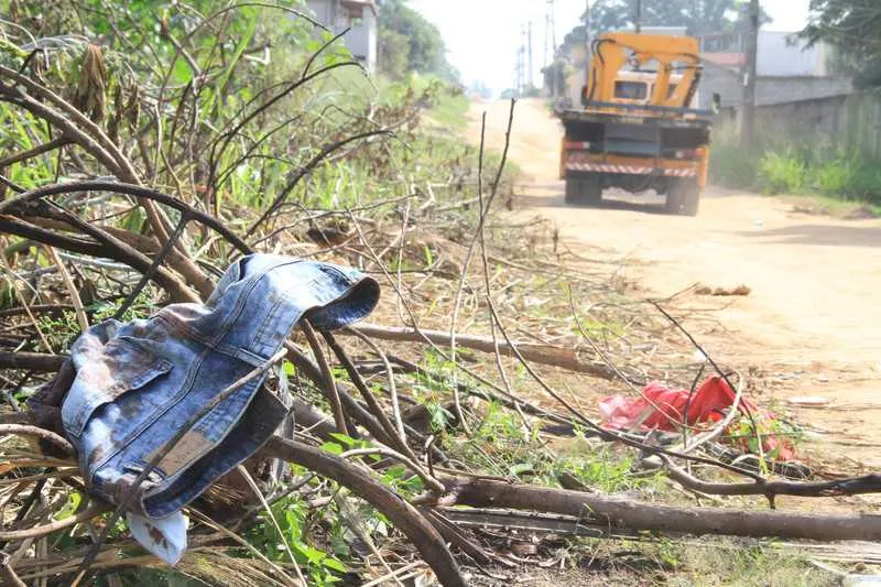 A perícia de local indicou que a vítima foi morta com vários disparos em uma área pouco habitada