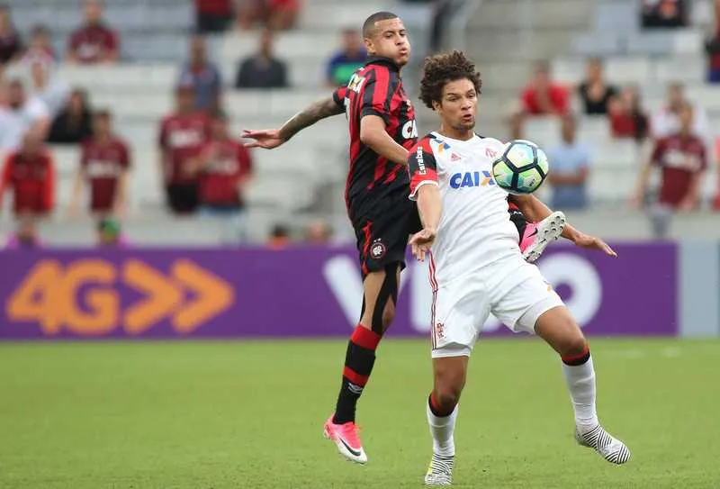 O Rubro-Negro saiu na frente do placar, após bela jogada de Pará, mas permitiu o empate ao Atlético-PR na segunda etapa