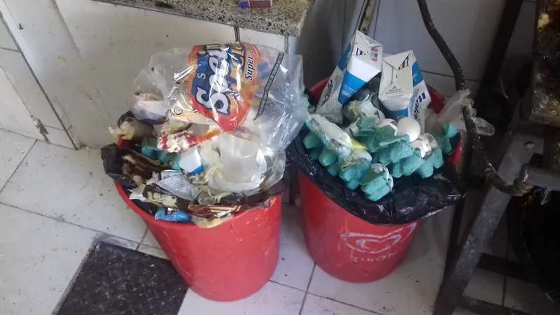 Uma das irregularidades encontradas foi uma lixeira sem tampa