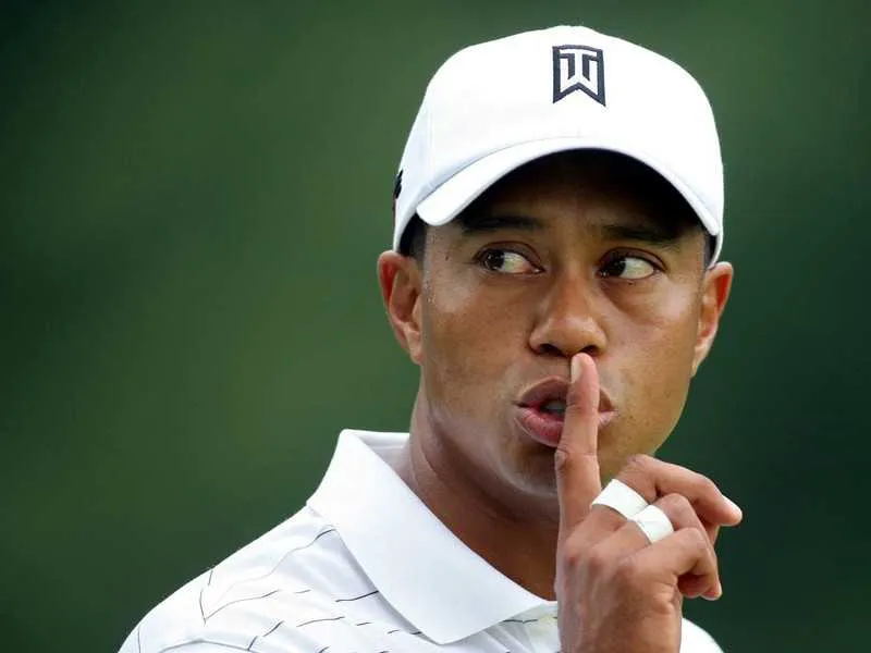 No “Memorial Day”, feriado nos Estados do Unidos, ontem, o golfista Tiger Woods foi preso por dirigir sob a influência de substâncias tóxicas, na cidade de Jupiter, no sul da Flórida. De acordo com as autoridades, ele havia ingerido álcool e usado drogas. Woods foi levado para delegacia local, próximo de sua casa, e liberado horas depois no condado de Palm Beach.