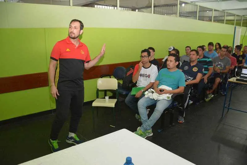 Atual chefe dos técnicos da seleção argentina, Leonardo Gambluch, palestrou no evento