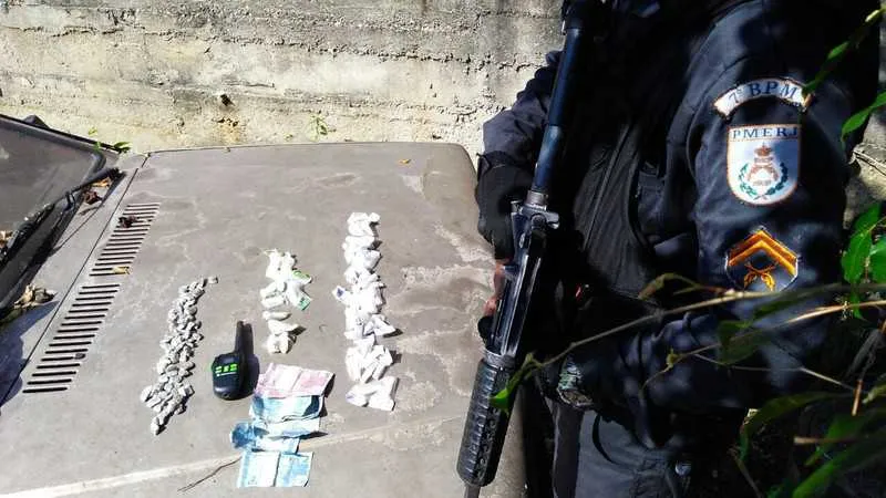 Agentes apreenderam cocaína, maconha e rádio transmissor