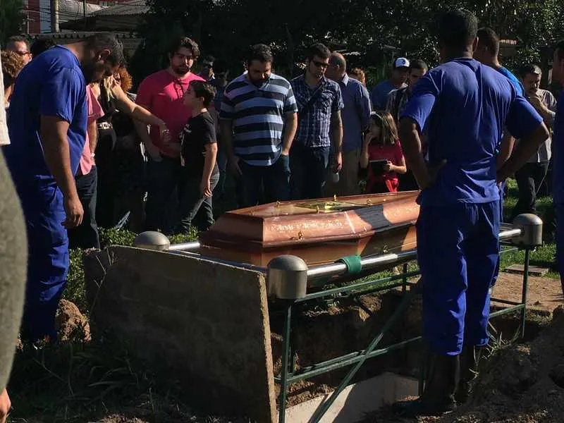 Corpo de Rafael foi sepultado no Cemitério no Parque da Colina, em Pendotiba, ontem pela manhã