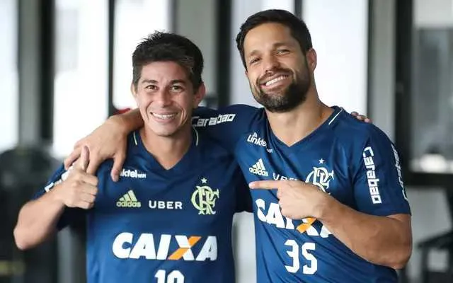 A dupla Dario Conca e Diego pode ser relacionada no clássico contra o Botafogo, no domingo (4)