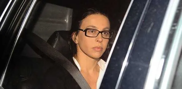 Adriana cumpre prisão domiciliar em seu apartamento e é acusada de corrupção e lavagem de dinheiro na organização criminosa liderada por Cabral