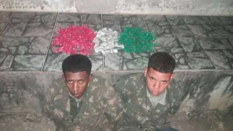 Foram encontrados 207 pinos de cocaína e 175 trouxinhas de maconha com os rapazes