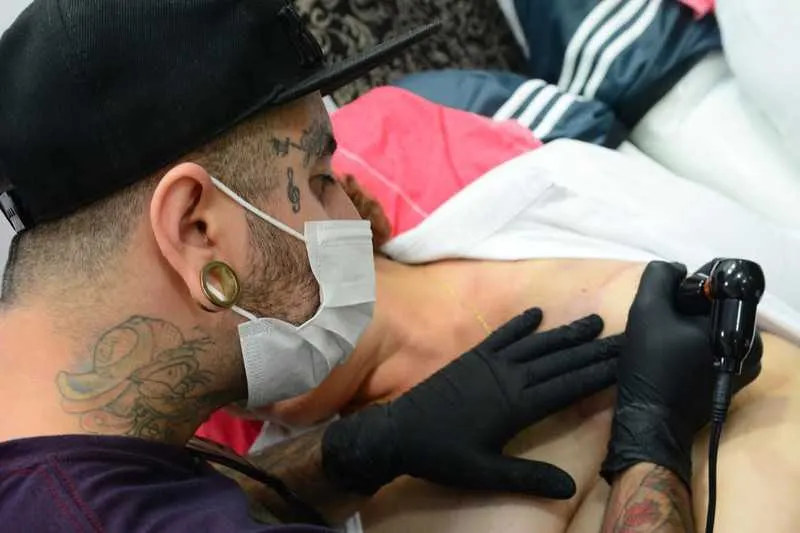 Tatuagem redesenha o bico do seio em 3D, através de técnicas de micropigmentação