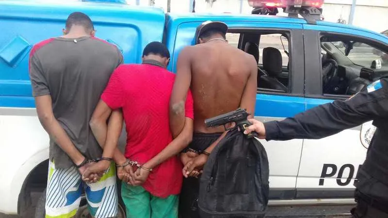 Os acusados estavam com uma pistola, quatro munições, pinos de cocaína, um coldre de perna e três rádios transmissores.