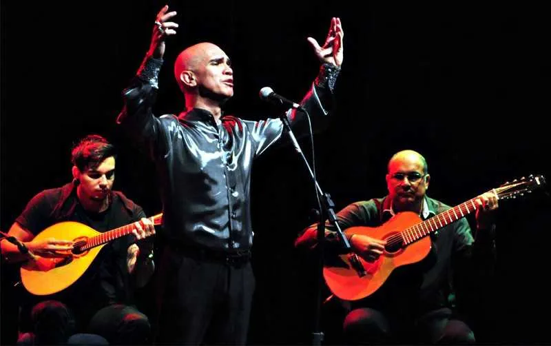Com seu show intitulado “Fado Tropical”, o cantor Edson Cordeiro lança “Fado”, seu 12º e mais novo álbum, totalmente gravado na cidade do Porto, em Portugal. Interpretando famosas músicas do gênero, o cantor se apresenta amanhã, no Teatro Municipal de Niterói, às 19h. Os ingressos custam R$ 80 (inteira) e R$ 40 (estudantes, maiores de 60, menores de 21 e pessoas com deficiência). A classificação do evento é livre.