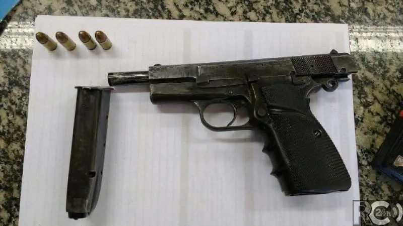 Foragido por tráfico, homem estava com uma pistola e drogas
